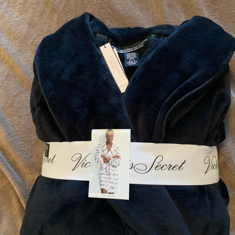 VICTORIA'S SECRET
Short Cozy Robe